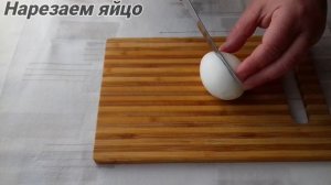 САЛАТ С КУРИЦЕЙ, ОГУРЦОМ, ПОМИДОРОМ, ВАРЁНЫМ ЯЙЦОМ И СЫРОМ