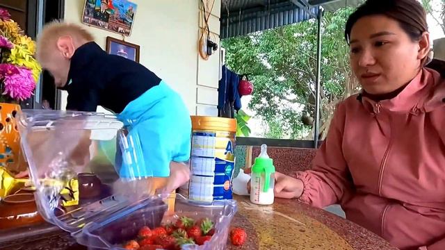 Smart baby Monkey KUBIN cries for his Mother when a dangerous stranger appears смотреть онлайн