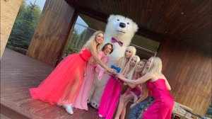 Волшебное Поздравление: Когда Красивых Девушек Поздравил Белый Медведь Аниматор!