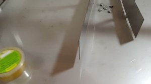 Наклеивание этикетки на крышку банки -  EtiKon.ru