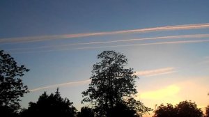 Что за полосы на небе, интересно...