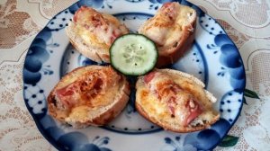 Вкусные мини-бутерброды с сосисками в микроволновке