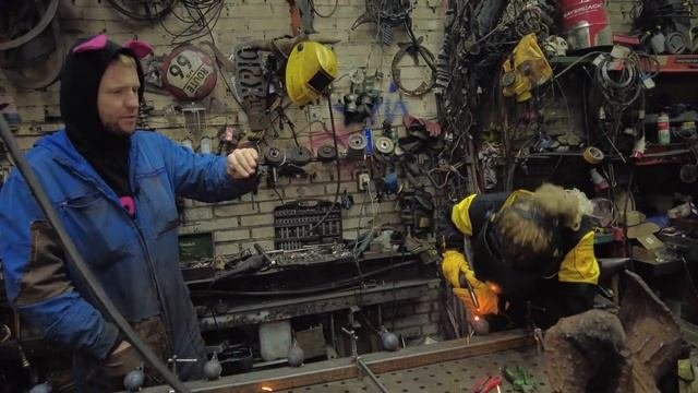 Учим сварщицу варить.