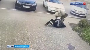 В Башкирии мужчина жестоко избил своего знакомого во дворе жилого дома: видео