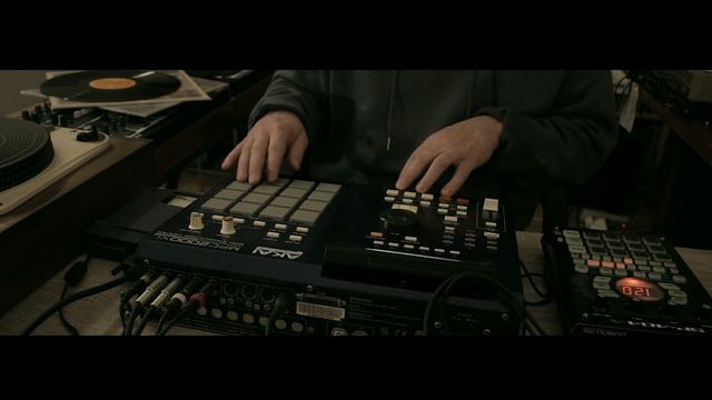 Akai Mpc 2000XL Making a sampled beat sampling vinyl смотреть онлайн