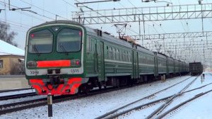 Остановка электропоезда ЭД4м-0335 перед красным