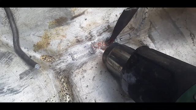 Пайка алюминевой канистры с помощью флюса и щетки смотреть онлайн