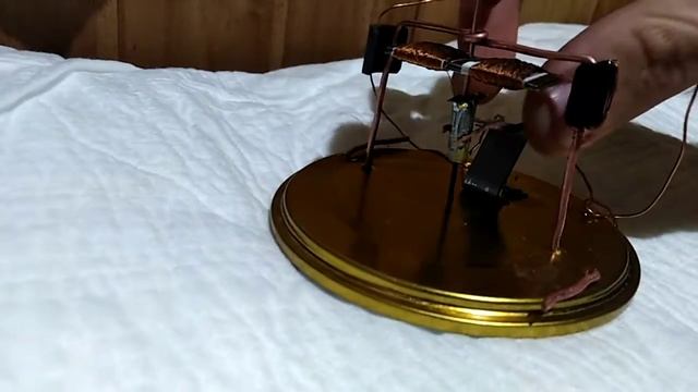 Самодельный электро-двигатель из хлама!