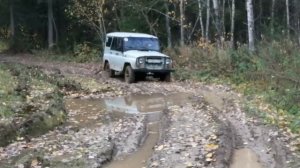 Уаз на военных мостах.  По лесной дороге после дождя