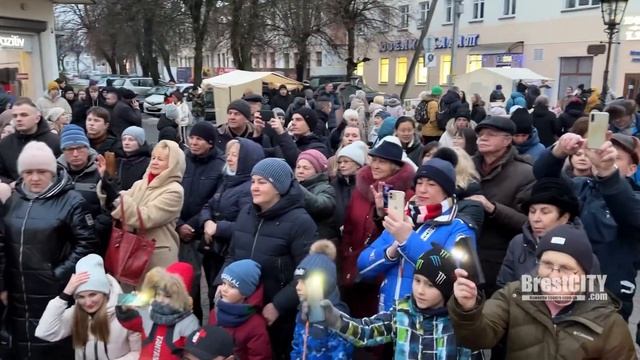 Оркестр Деда мороза на Советской в Бресте смотреть онлайн