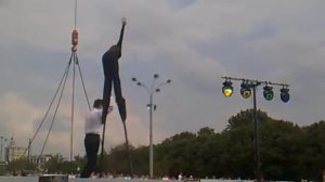 Девушка выполняет классные трюки на ходулях