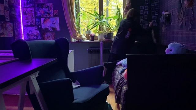 переставляю мебель в комнате | уборка и перестановка смотреть онлайн