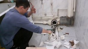 Треснул унитаз.the toilet cracked.