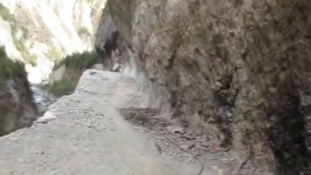 По тропе над обрывом. смотреть онлайн