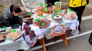 Две внучки и я собрались на ярмарку в садик за вкусняшками.