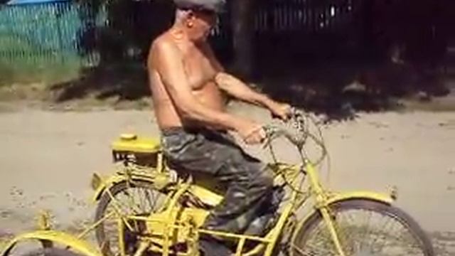 Трехколёсный веломопед