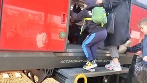 Электропоезд ласточка ЭС2г - 151 сообщением Екатеринбург - Качканар прибыл на станцию о.п. Виз