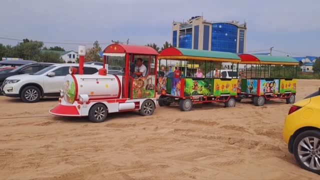 Благовещенская(Анапа) Паровозик до пляжа. Едет по станице, застрял в песке,посадка пассажиров, повез смотреть онлайн