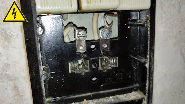 Почему трещит и искрит розетка когда вставляешь вилку ? смотреть онлайн