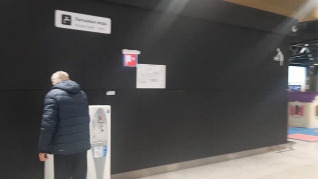 Обзор изнутри зона вылета аэропорт Шереметьево в Москве терминал B (В) перед вылетом с самого утра смотреть онлайн