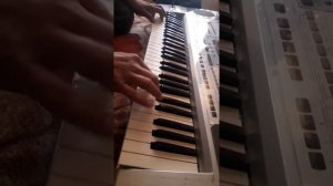 Таджик играет на синтезаторе.