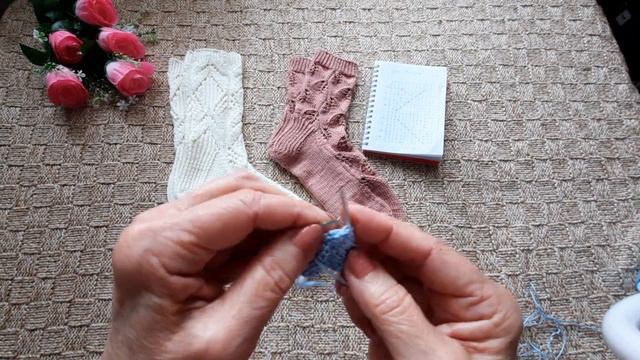 Носочки с красивым узором.// узор Листики + схема.// смотреть онлайн