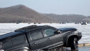 Машина ушла под лед