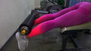 Техника упражнений: сгибание ног лежа