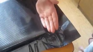 Обклейка ноутбука чёрным карбоном