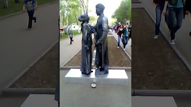 Памятник ожил