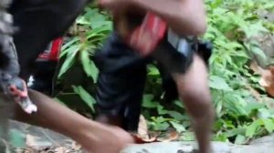 Мальчики дикари познакомьтесь с кока колой в жунгле приготовление пищи с уткой