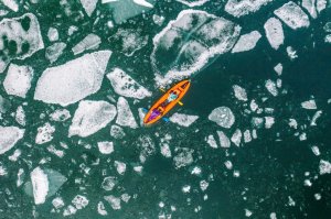 Заплыв на каяках между льдинами на Байкале