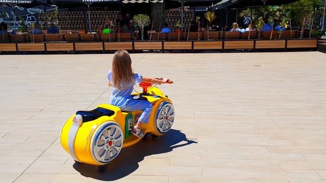 Малыш ИГРАЕТ В ПРЯТКИ НА ПЛОЩАДКЕ с Эльвирой Ryan play hide and seek смотреть онлайн