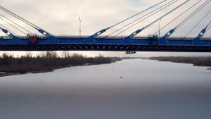 Рыбаки приступили к освоению замерзшей реки Самары под Кировским мостом