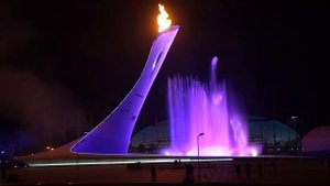 Олимпийский факел и фонтаны на открытии олимпиады в Сочи