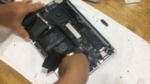 맥북이 점점 부풀어 오른다면,, 뚱뚱해진 맥북 배터리 교체하기 Macbook battery replacement