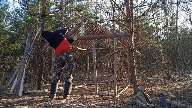 СТРОЮ ДОМ в ЛЕСУ из ДЕРЕВА СВОИМИ РУКАМИ! НАЧАЛ ОБШИВАТЬ СТЕНЫ. КРЫША ПОЛНОСТЬЮ ГОТОВА!