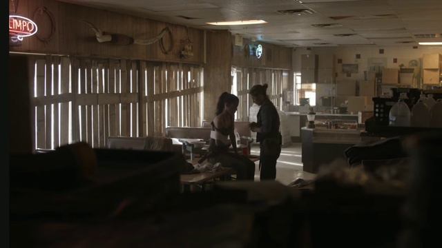 Джон и Алисия осматривают место крушения | Джун накладывает Люсиане на рану чистую тряпку | БХМ S5S смотреть онлайн