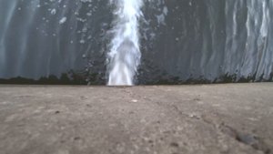 Звук льющейся воды из водосточной трубы