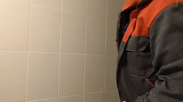 Как смыть застывший плиточный клей и затирку с плитки