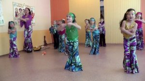 Танец девочек под современную музыку
