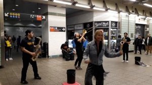 уличные музыканты в метро Нью-Йорка