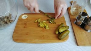 Салат с куриной печенью, консервированными огурчиками и морковью.