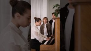 "Снег кружится". Сергей Жуков снимает своих детей -поют Мирон, Ника и Энджел Жуковы.