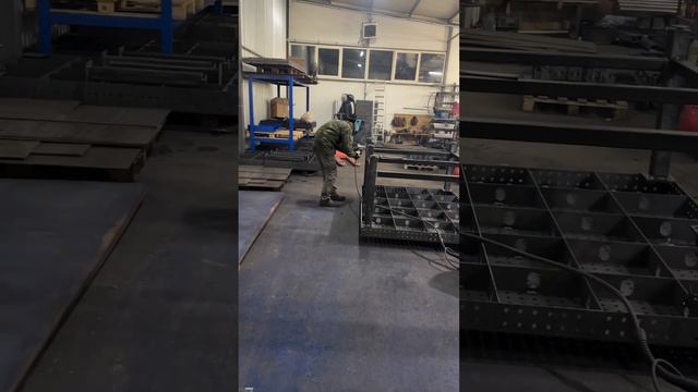 Изготовление сварочного стола под 🔑. #сварка #loft #сварочныйстол #tigwelding #сваркаметалла #аргон смотреть онлайн