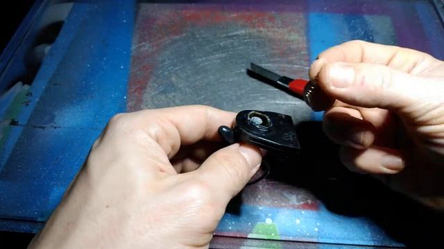 ✔ Как открыть противокражный (тросиковый) датчик ! смотреть онлайн