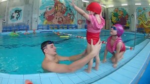 НЕЛЬЗЯ применять нарукавники, круги и жилеты для детей! Плавание детское в Сургуте. Евангелине 3,5