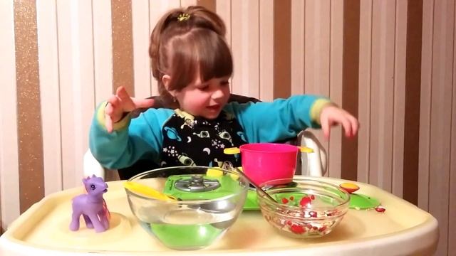 Чем быстро занять ребенка? Варим кашу для лошадки - Лика Хурция ( 3 года 4 мес) смотреть онлайн
