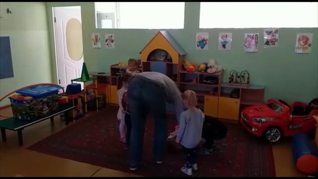 Коммуникативная игра "Вокруг розовых кустов" для детей 2-4 лет смотреть онлайн