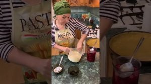 Зөлфия Шакирова чия пирогы пешерергә өйрәтә.